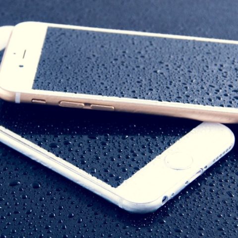 qué hacer si el celular cae al agua se moja meterlo en arroz
