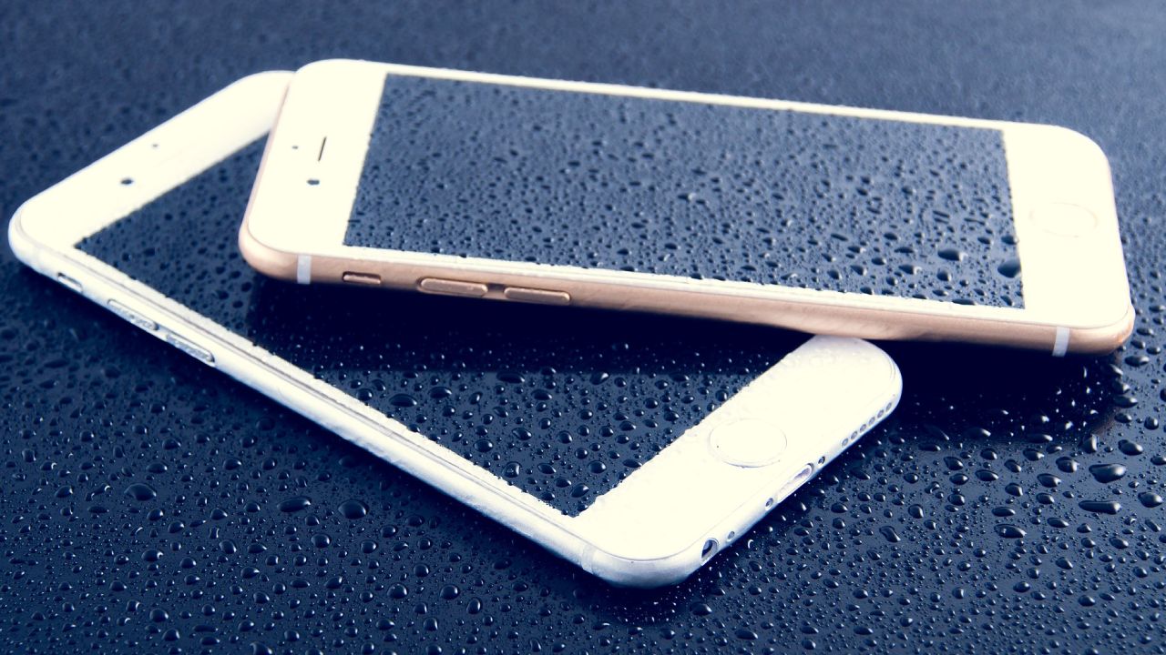 qué hacer si el celular cae al agua se moja meterlo en arroz