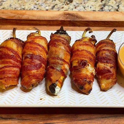 chiles jalapeños rellenos de queso envueltos en tocino como se hacen
