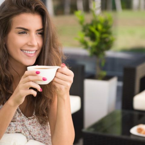 cómo evitar que café manche dientes sin dejar de tomarlo