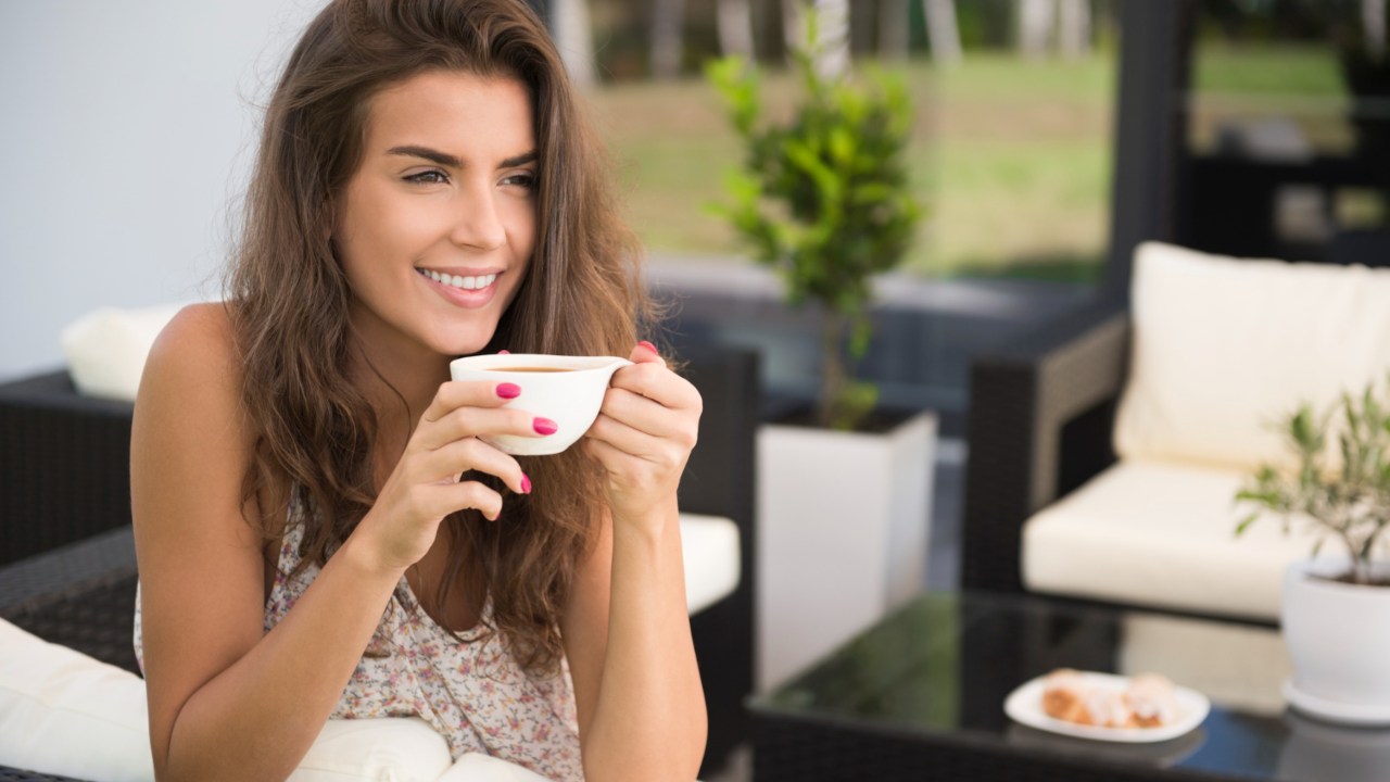 cómo evitar que café manche dientes sin dejar de tomarlo