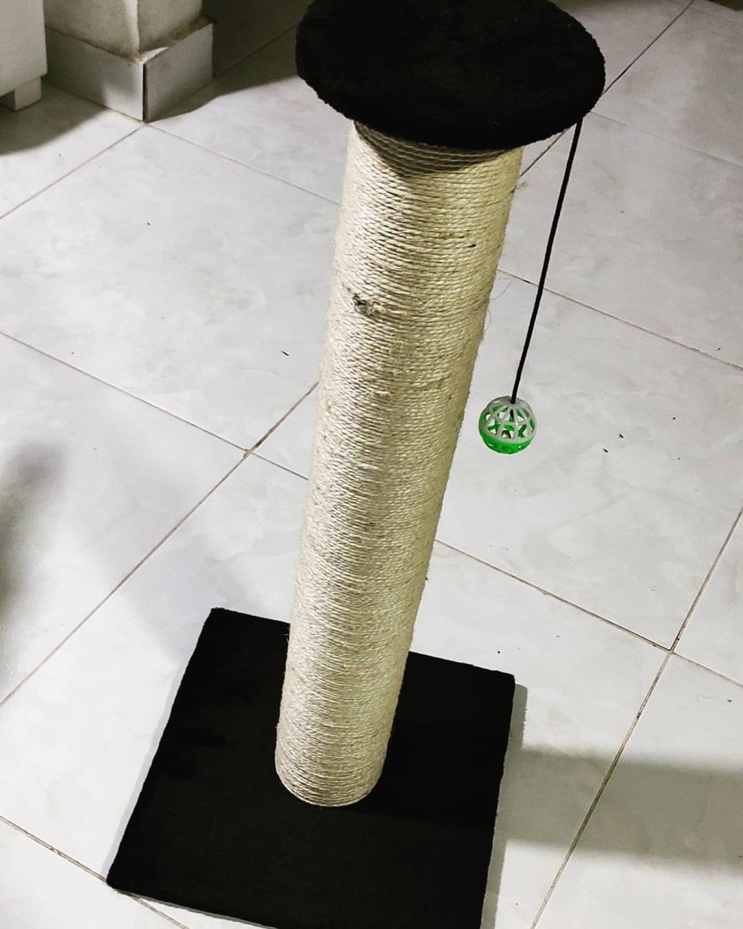 tubo con lazo y una pelota