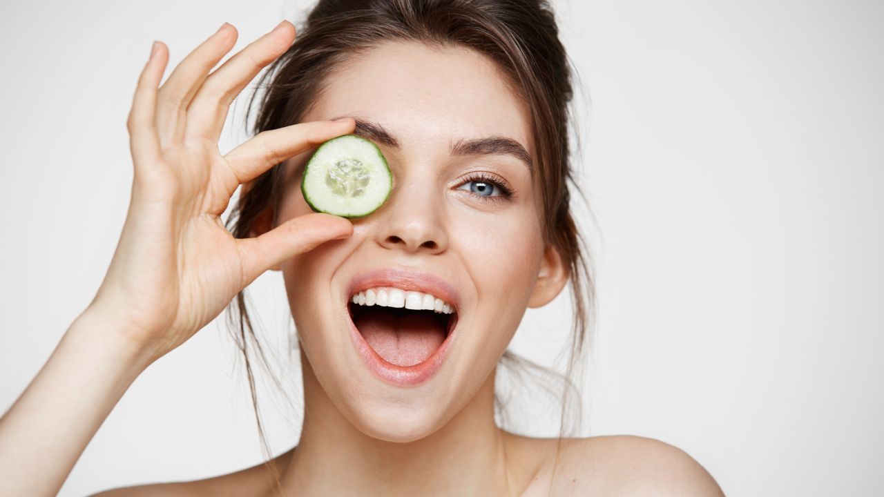 El pepino ayuda a embellecer el rostro