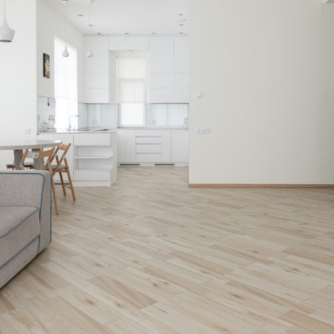 Limpia tus pisos laminados con esta técnica