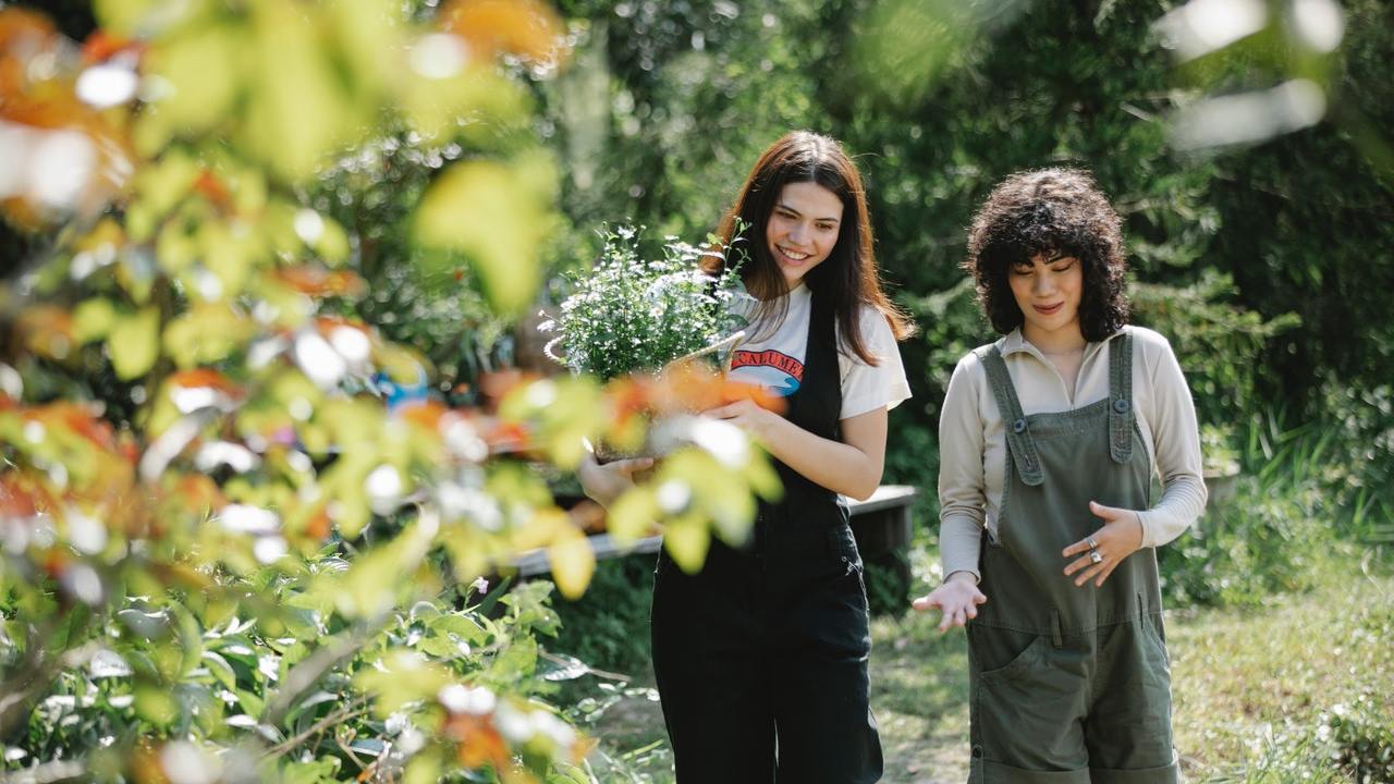 mujeres haciendo jardinería mientras hablan