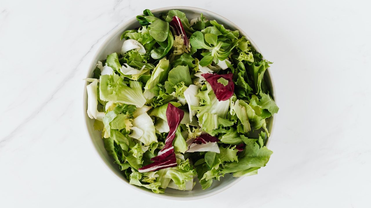 manchas marrones en la lechuga que es