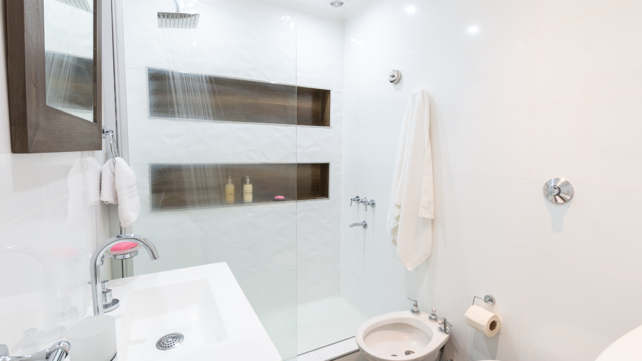 Limpia la regadera con solo tres ingredientes