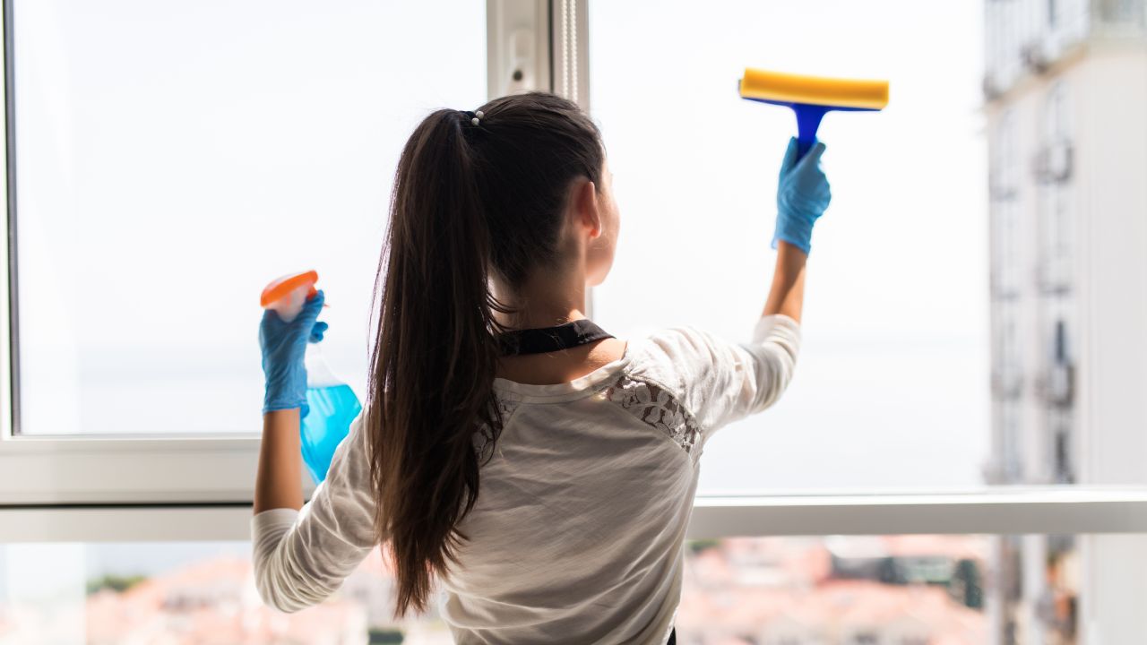 Limpiar los rieles de las ventanas