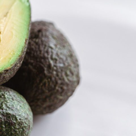 beneficios de la cáscara de aguacate como usarla