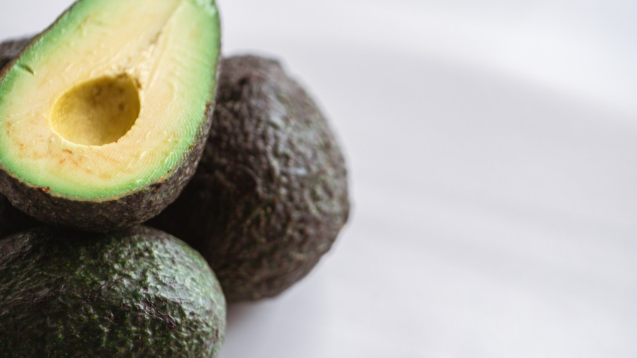 beneficios de la cáscara de aguacate como usarla