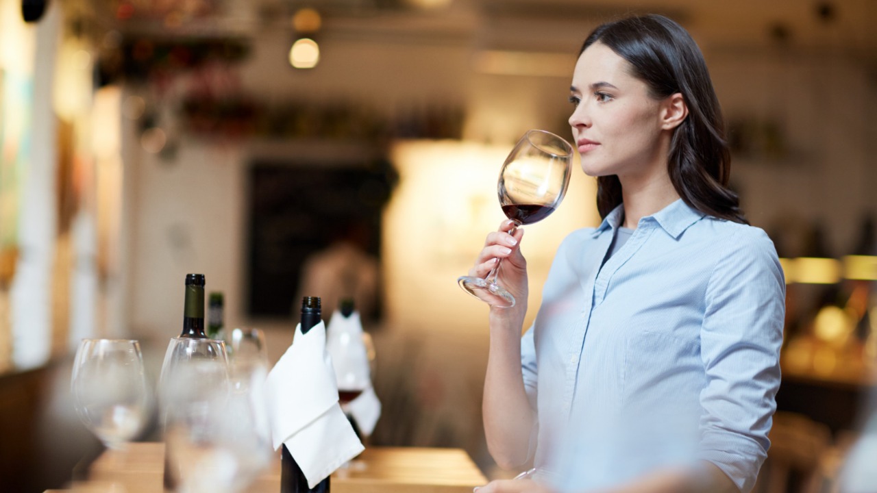 como beber vino tinto reglas de etiqueta basicas