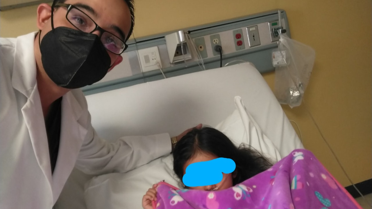 médico posa con paciente de 5 años