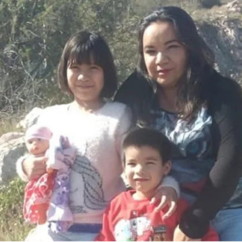 Mamá se ofrece a lavar ropa para comprar un pastel