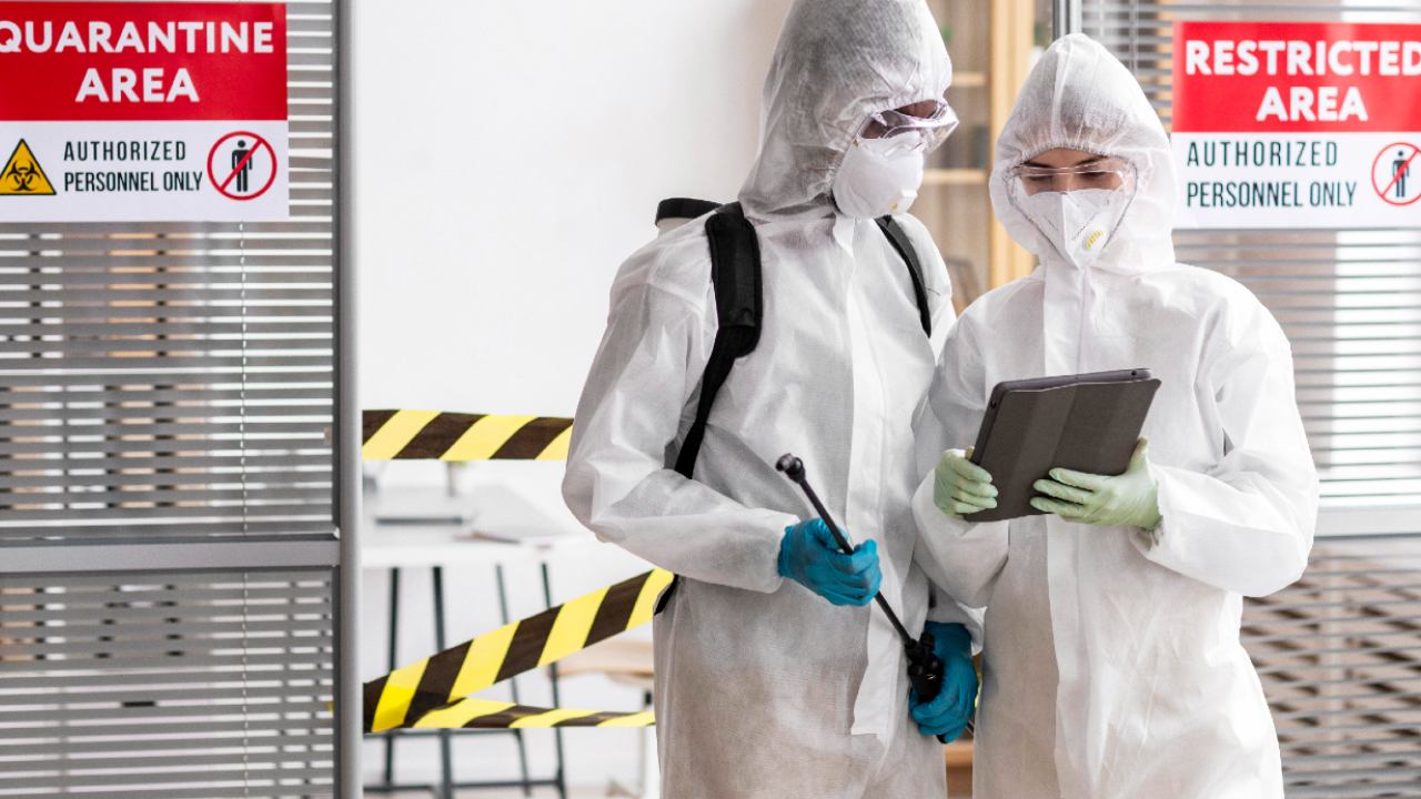 personal médico analizando variante lambda