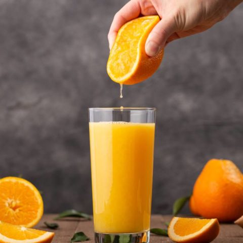 Tomas jugo de naranja en ayunas