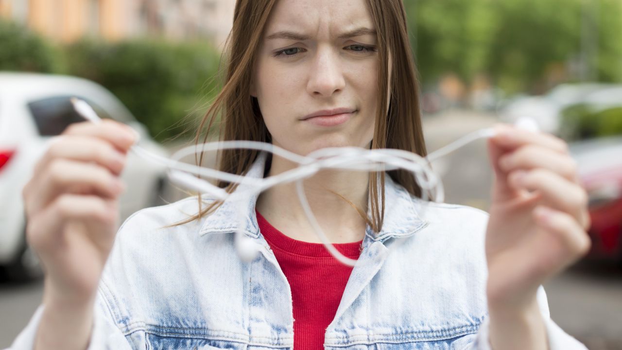 Por qué tus audífonos y los cables se enredan