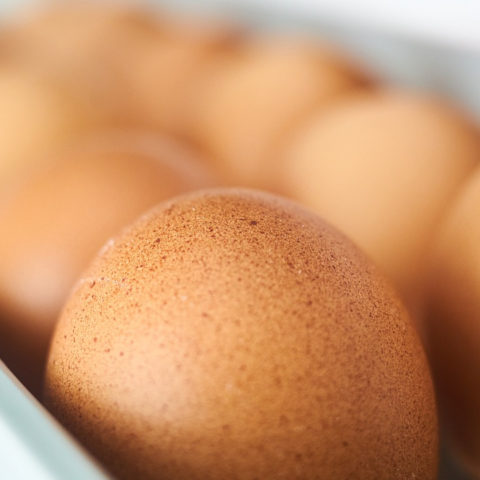 por qué NO debes poner los huevos en la puerta del refrigerador