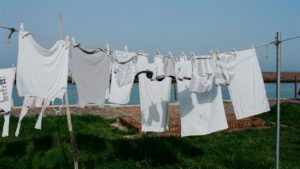 errores que cometes al secar la ropa blanca al sol