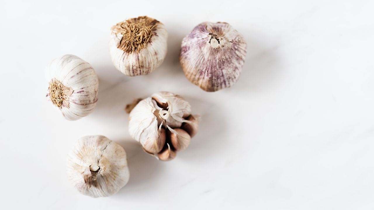Dale un giro a la jardinería con este fertilizante casero de ajo