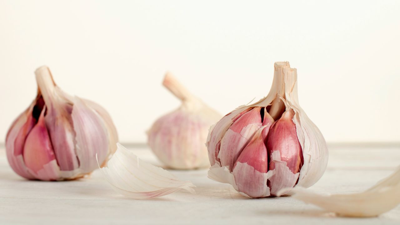 Revive tus plantas para interiores con ajo