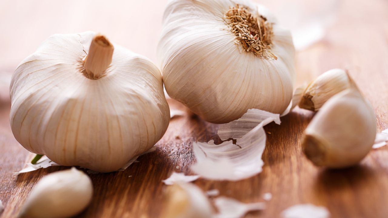 Nutre tus plantas de interior con este fertilizante de cáscara de ajo