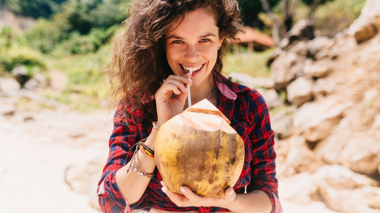 Beneficios del agua de coco para tu salud y belleza
