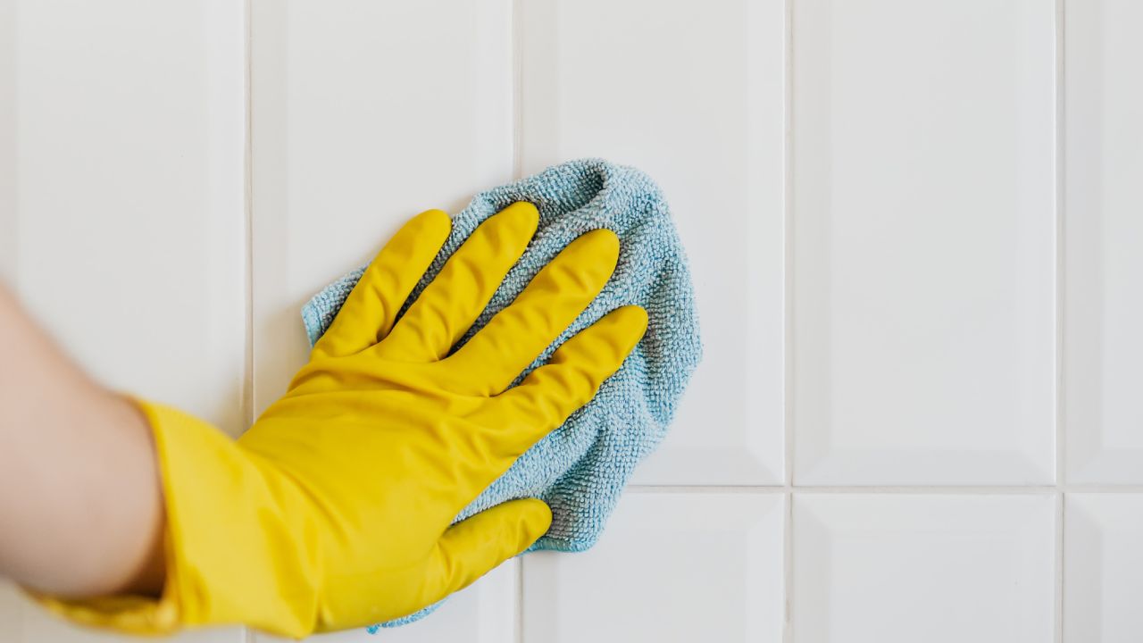 Bicarbonato, limón y vinagre para lavar y desinfectar el baño