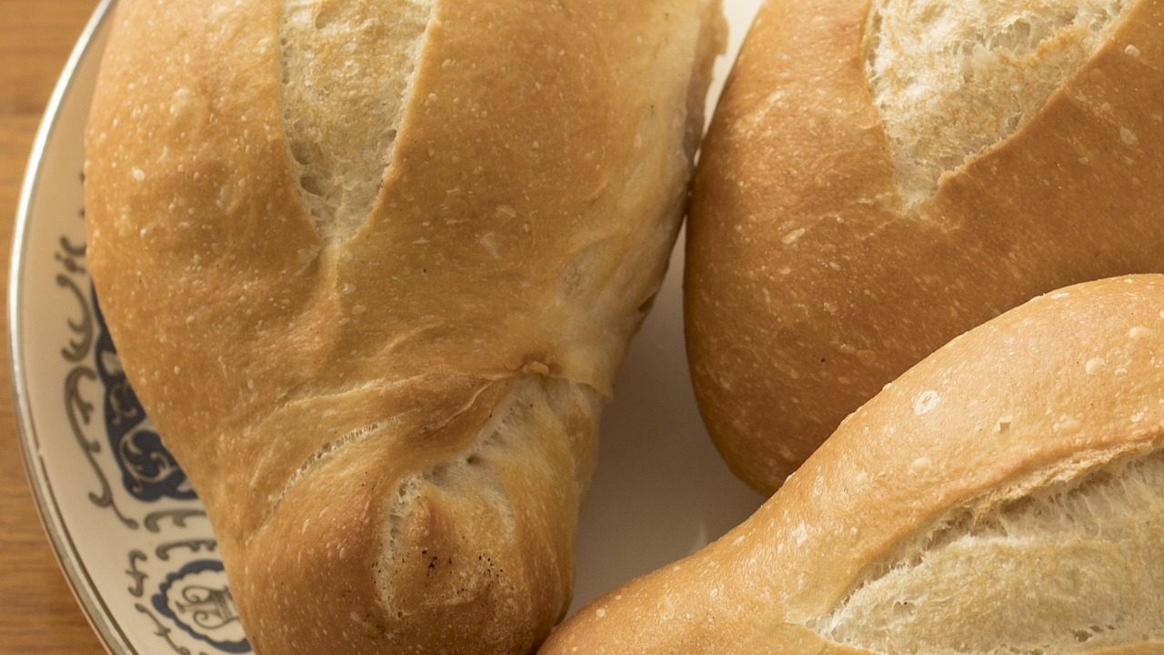 cómo ablandar el pan duro para que vuelva a ser suave