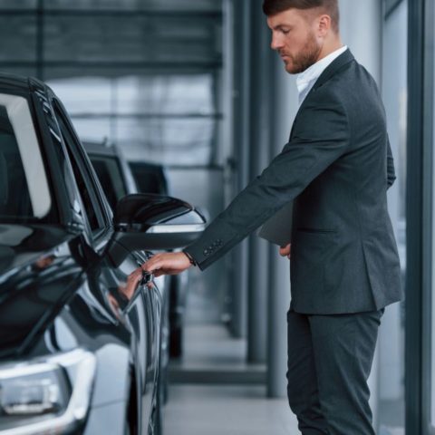 como abrir un carro cuando se quedan las llaves adentro