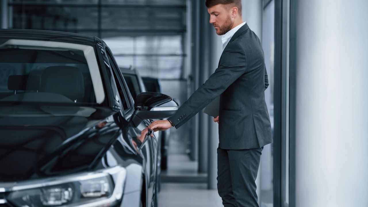 como abrir un carro cuando se quedan las llaves adentro