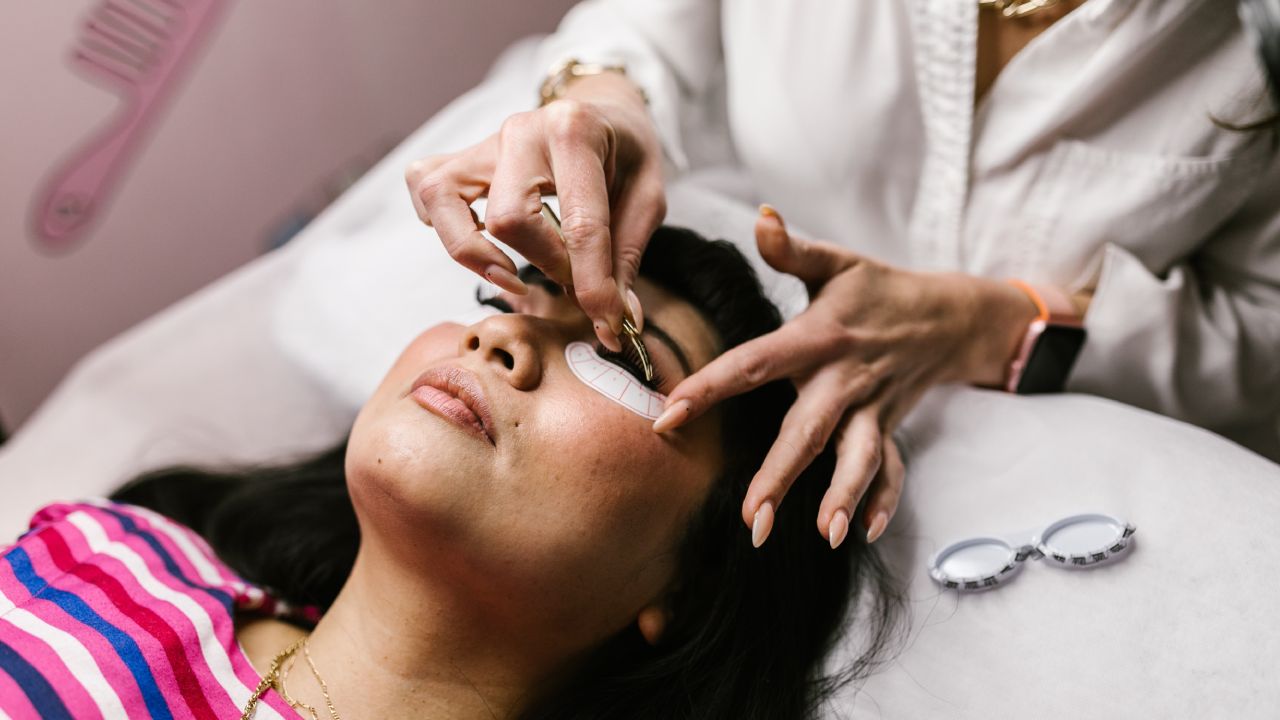 Cómo rizar las pestañas en casa