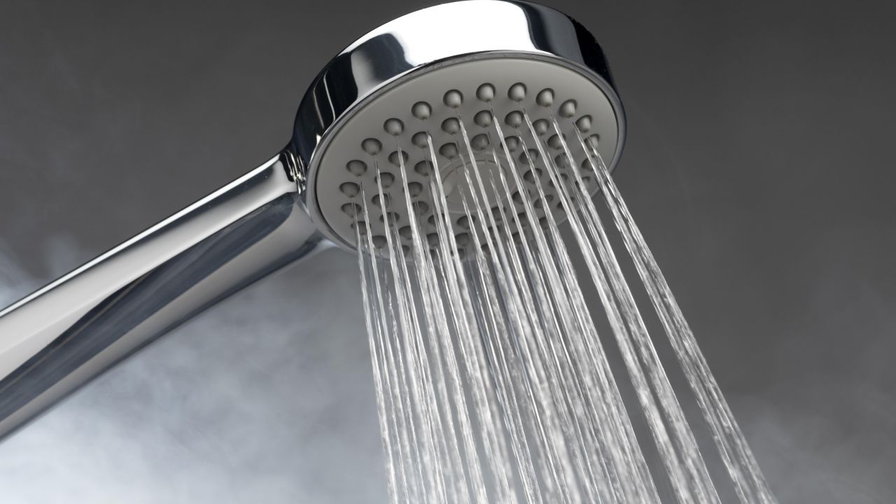 Limpia el cabezal de la ducha con vinagre