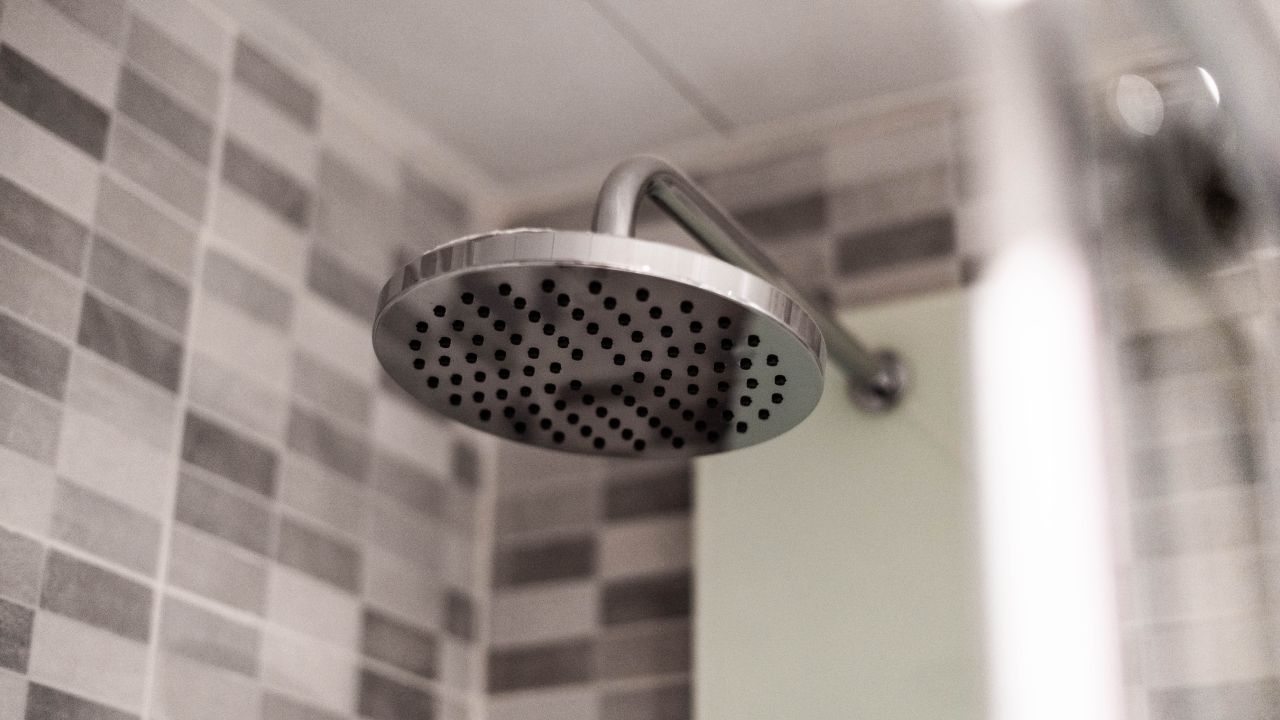 Cómo destapar los agujeros de la regadera