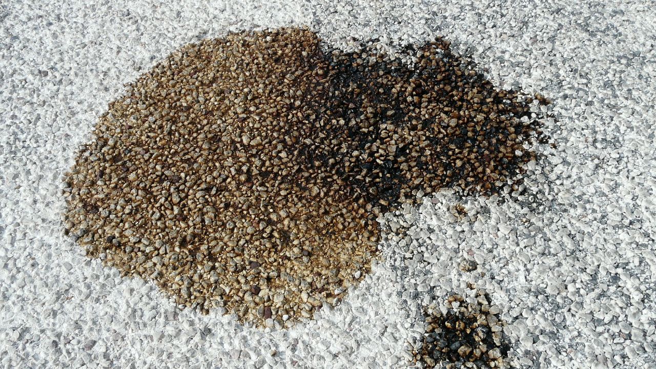 El método para limpiar manchas de aceite del concreto