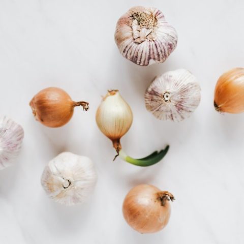 Cómo quitarse el olor a cebolla y ajo de las manos