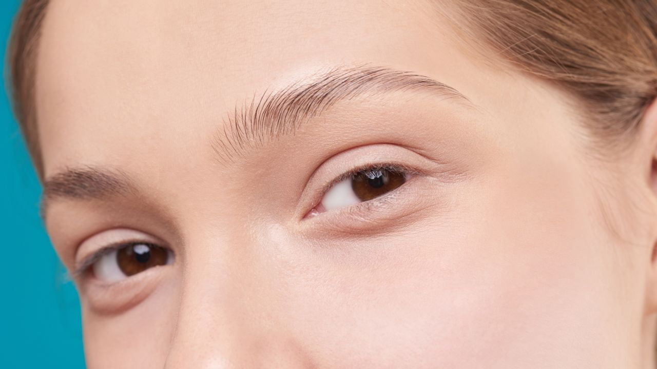 Hábitos saludables para hacer crecer tus cejas