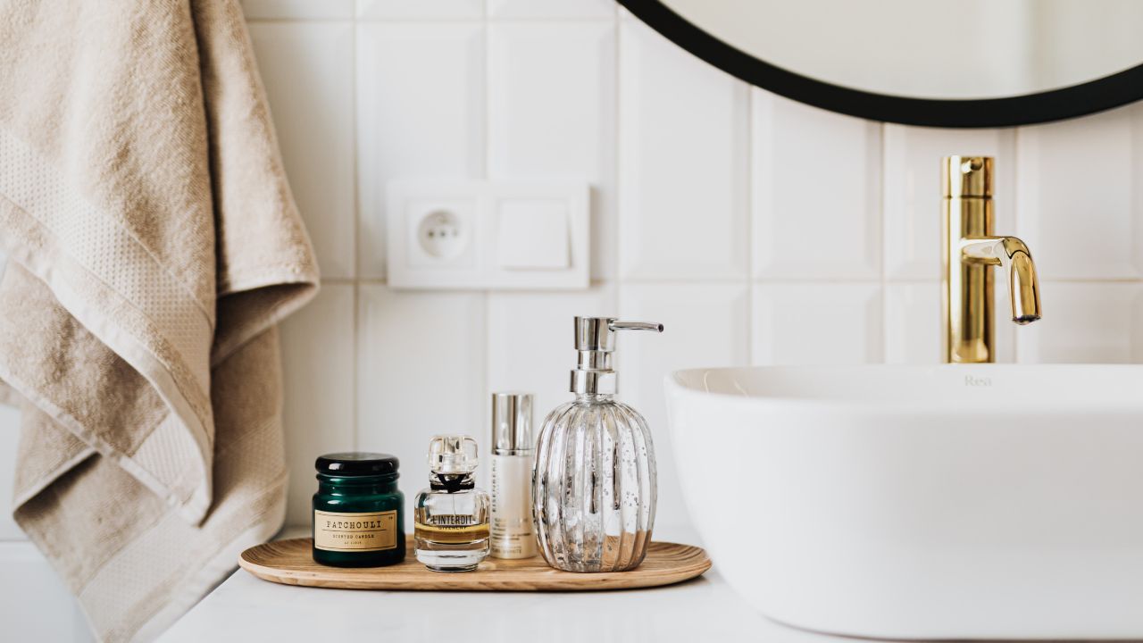 Usa sal para tallar el sarro de tu baño