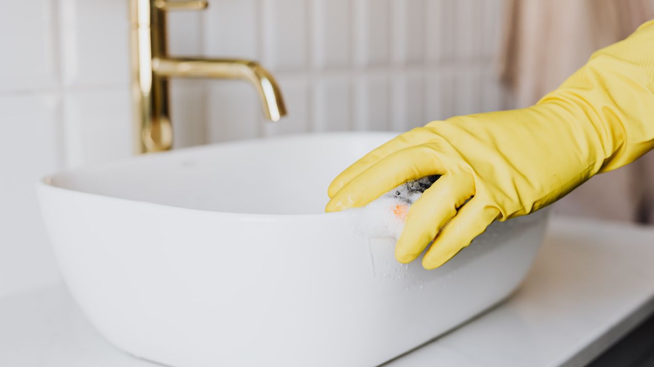 Desinfecta el labavo de tu baño con productos naturales