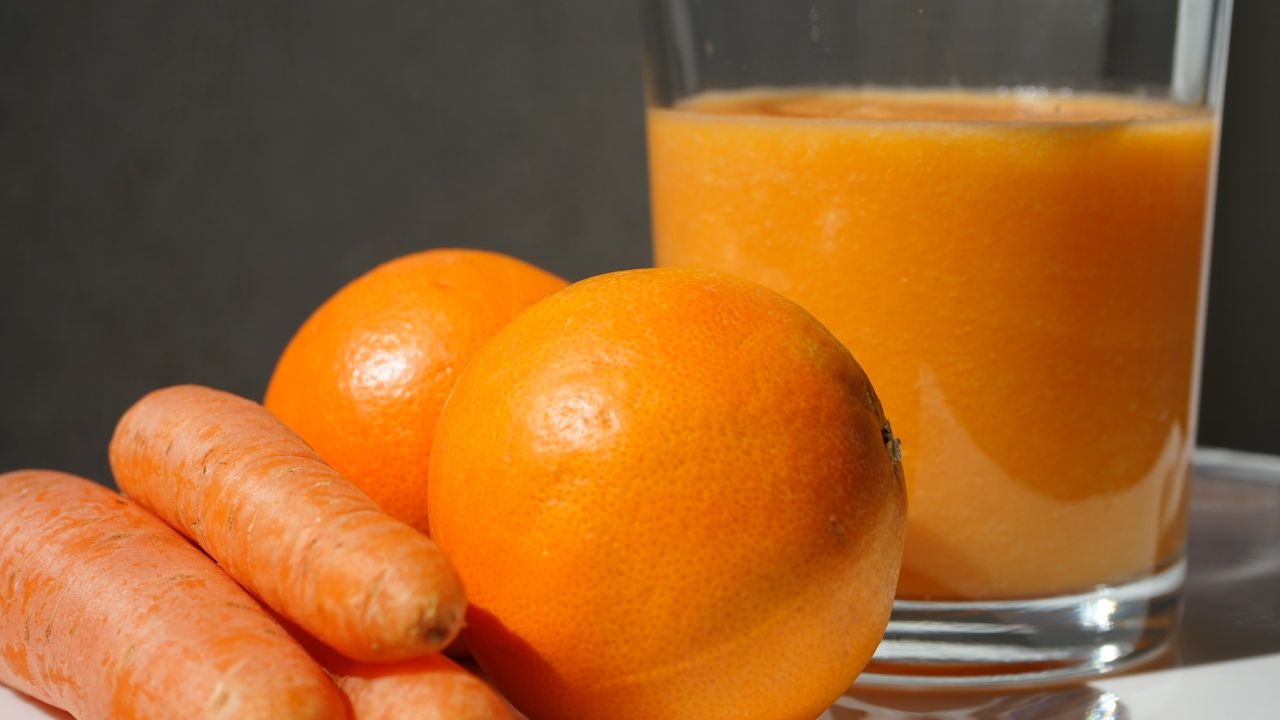 Mezcla de zanahoria y naranja para nutrir plantas