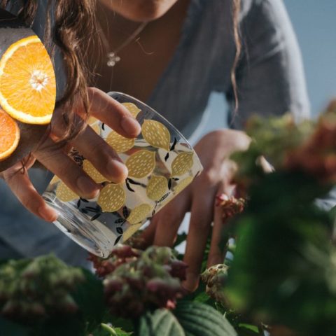 Fertilizante casero de cascara de naranja y zanahoria