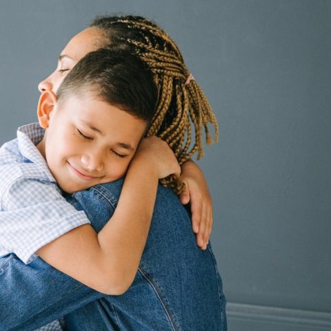 razón por la que debes abrazar a tu hijo cuando hace berrinche