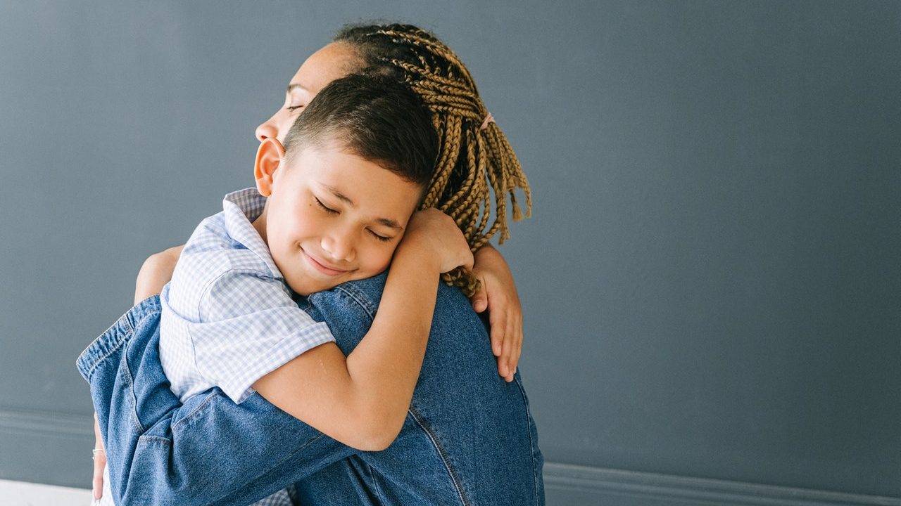 razón por la que debes abrazar a tu hijo cuando hace berrinche