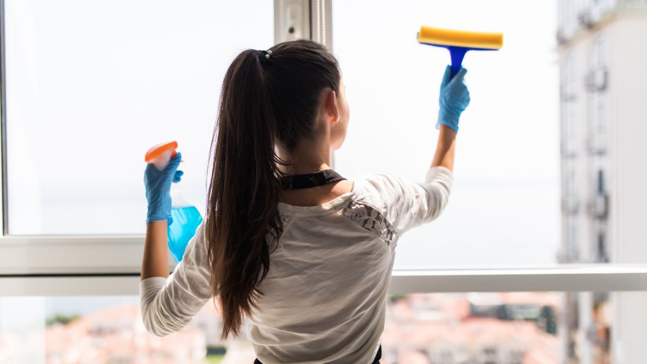 Mezcla casera para limpiar ventanas y espejos