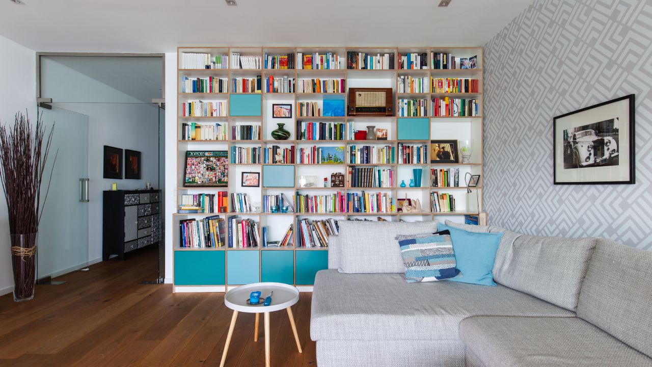 Limpia tus libros con una brocha