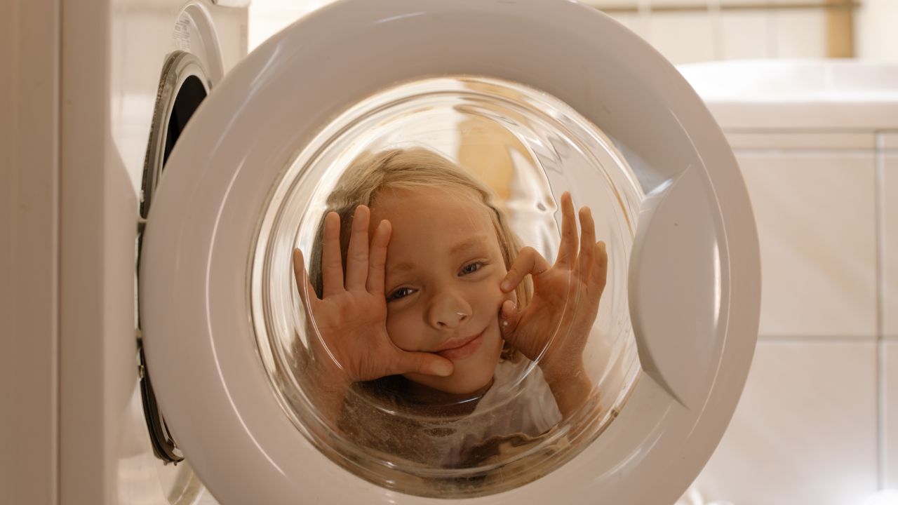 Los niños que ayudan en casa son adultos más felices