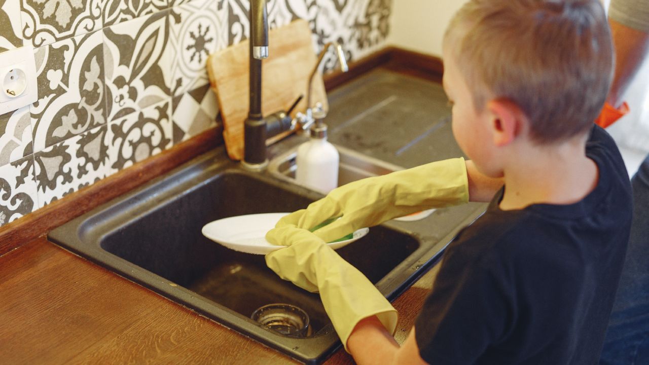 Los niños que ayudan en casa aprenden habilidades para su vida adulta