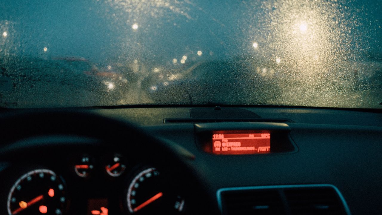 Cómo eliminar el olor a humedad del coche