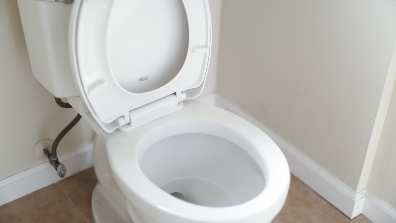 cómo limpiar el baño con refresco y vinagre