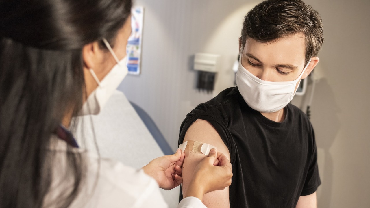 personas en riesgo de contagiarse de COVID-19 aún vacunados