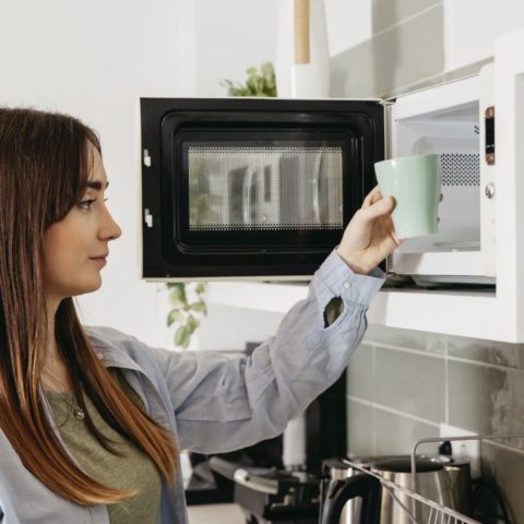 Los riesgos de meter recipientes de plástico al microondas